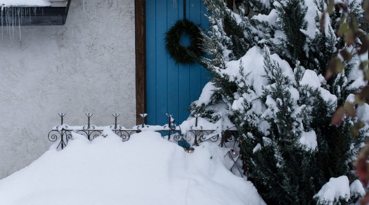 What 2 feet of snow means on the farm. | The Elliott Homestead (.com)